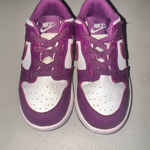 Nike Kids Sneakers in Purple and White - Picture 5 of 6
